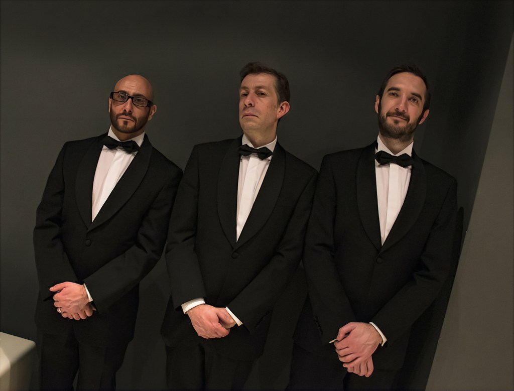 Trois faux-serveurs prêts à vous servir et à vous divertir.